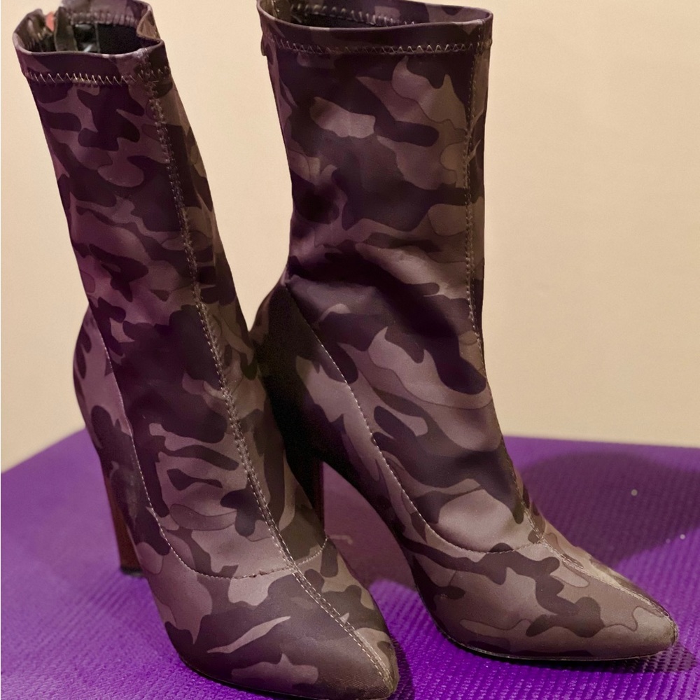 Women camouflage booties